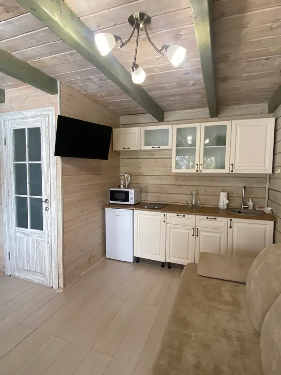 Уютный кедровый отдельностоящий двухэтажный коттедж с видом на горы