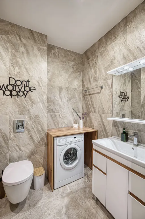 Современный апартамент в центре с видом на город и горы у метро