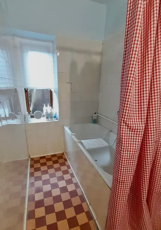 Большой двухэтажный дом с видом на горы