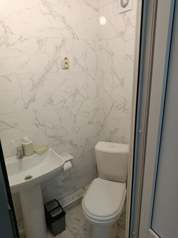 Новый уютный дом дупликс (левая половина) у берегу моря