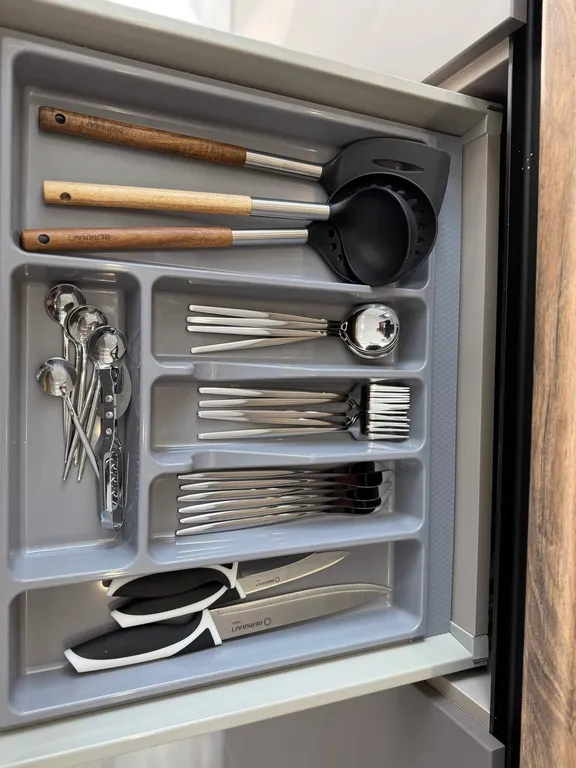 Студия с панорамными окнами и атмосферным видом