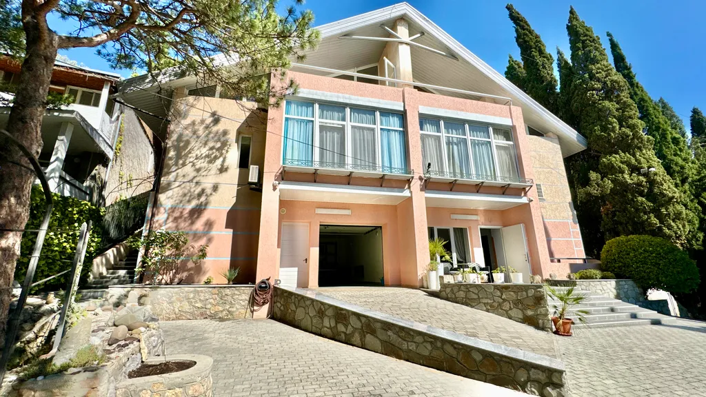 Дом у моря с личным парком, бассейном и сауной