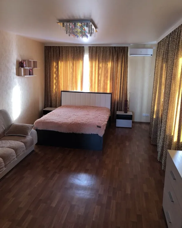 Большой дом в Евпатории со своим двором