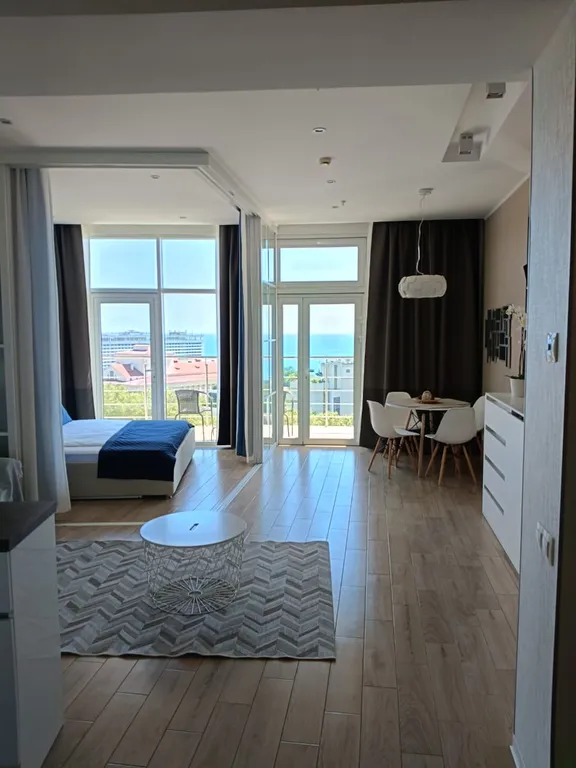 Светлая студия с видом на море