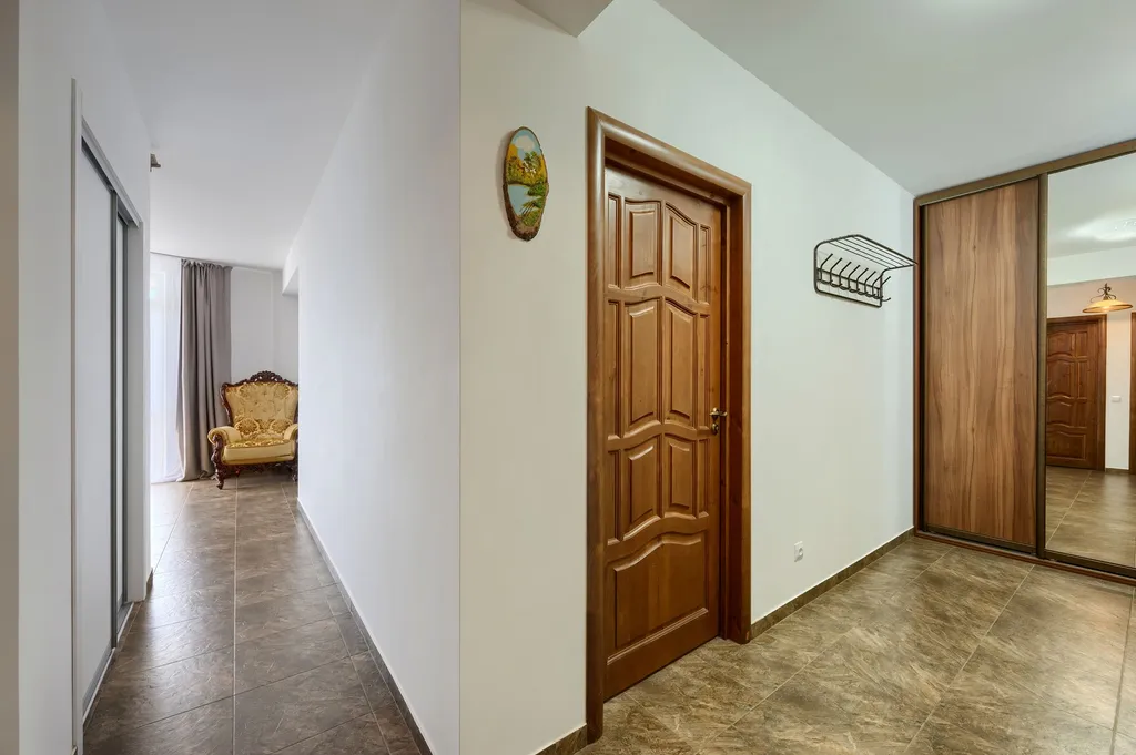 Жизнь с видом реку: огромная лоджия с панорамным остеклением в пол!