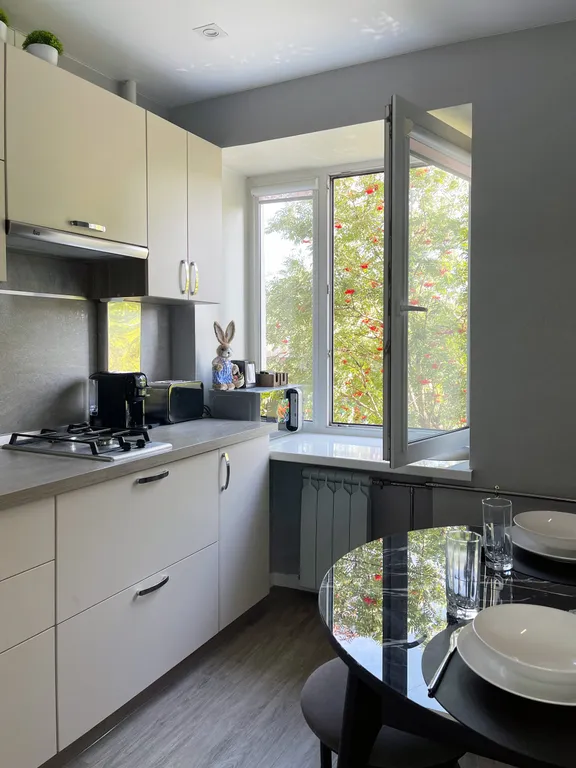 Современная квартира с камином в центре