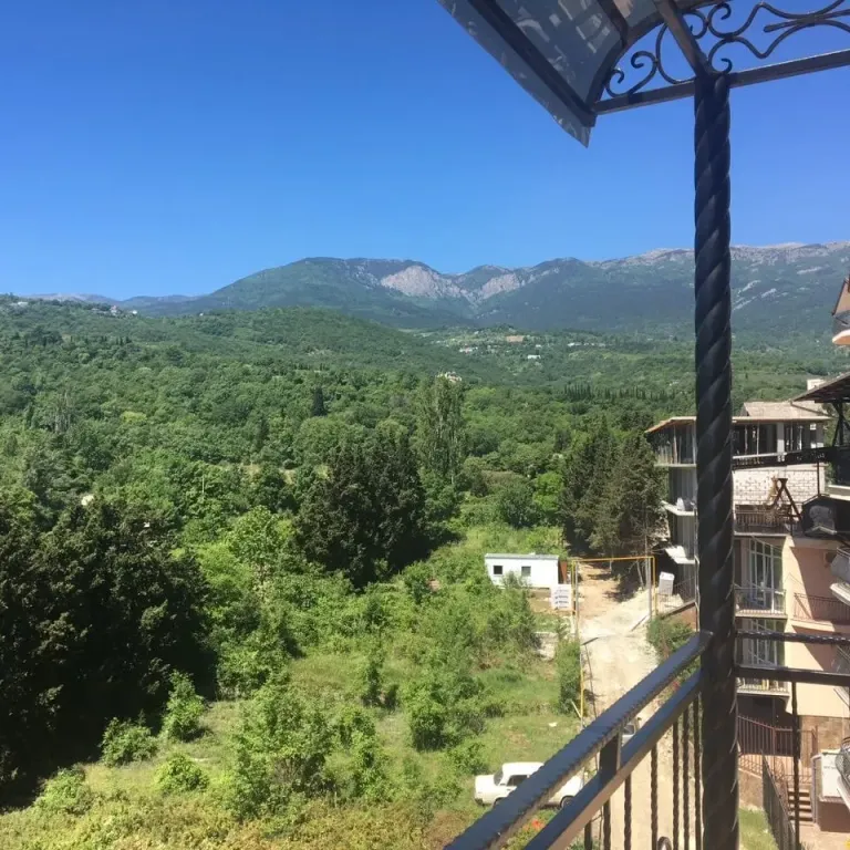 Четырёхместный улучшенный с балконом и видом на Медведь гору