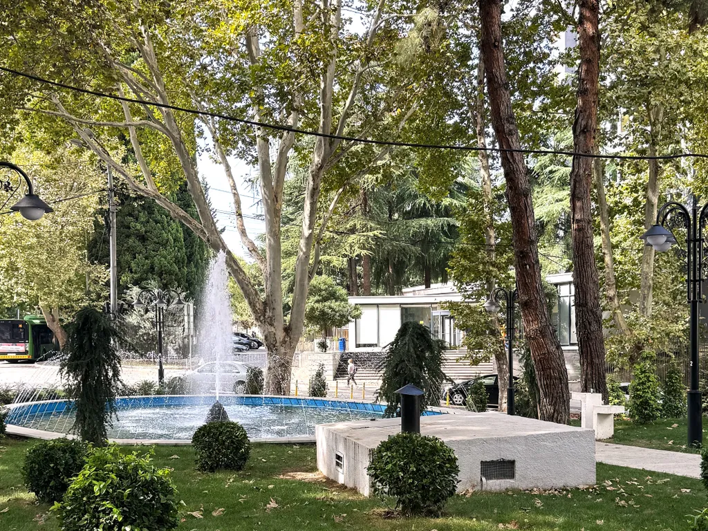 Уютно и стильно в центре города, близко к старому Тбилиси