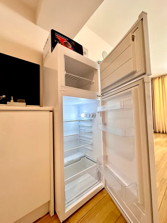 Студия с видом на море и стильным дизайном