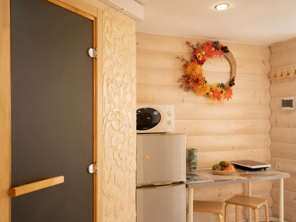 Двухэтажный срубовый гостевой домик с русской баней на дровах и купель