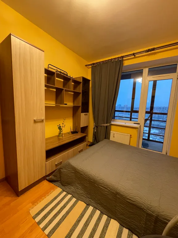 Уютная современная студия с видом на город