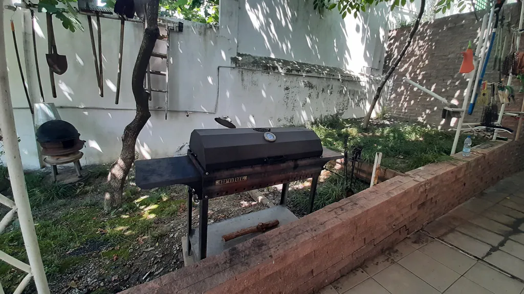 Дом с бассейном недалеко от моря