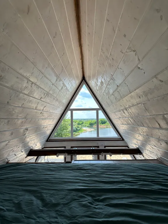 Дом в стиле A-frame на самом берегу реки