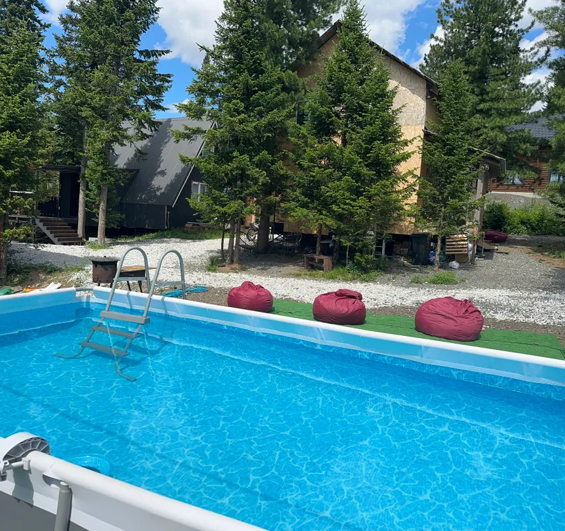 Уютный дом с красивым видом на зелёную гору