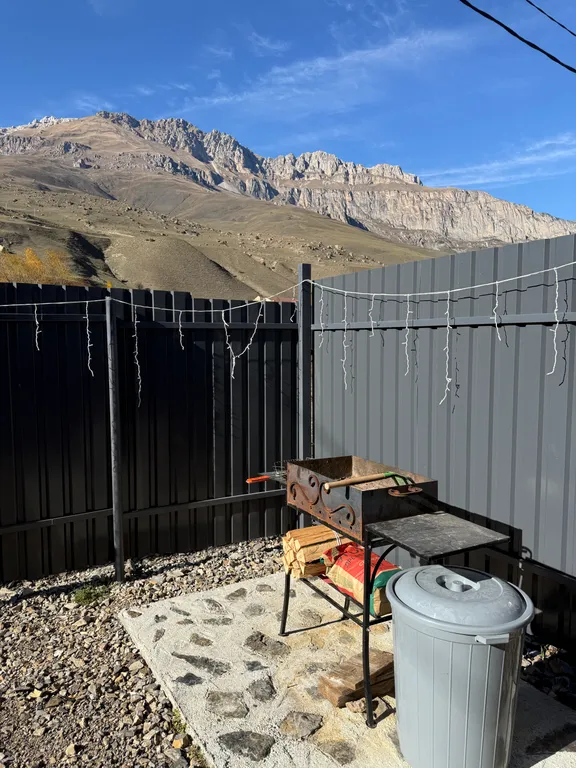 Уютный домик у реки для семейного отдыха