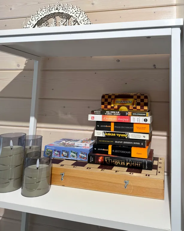 Уютный домик с панорамным окном и видом на лес