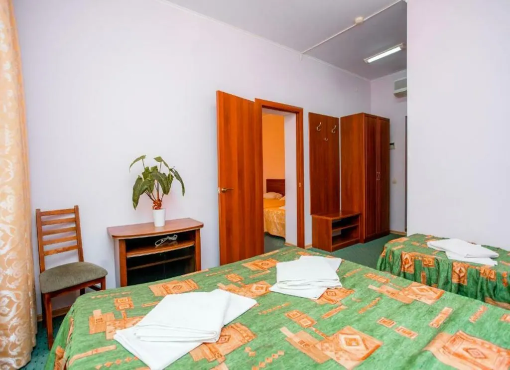 Номер на первой линии с видом на море без балкона из двух комнат