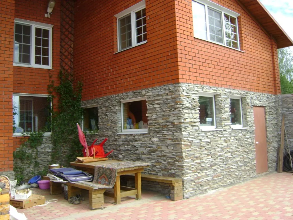 Дом-коттедж на берегу реки