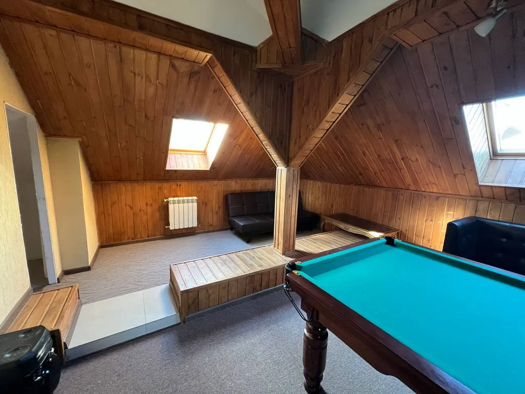 3-этажный уютный коттедж в тихом месте в пределах города