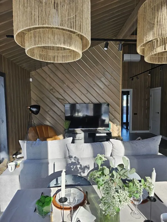 Дизайнерский панорамный дом с сауной в хвойном лесу