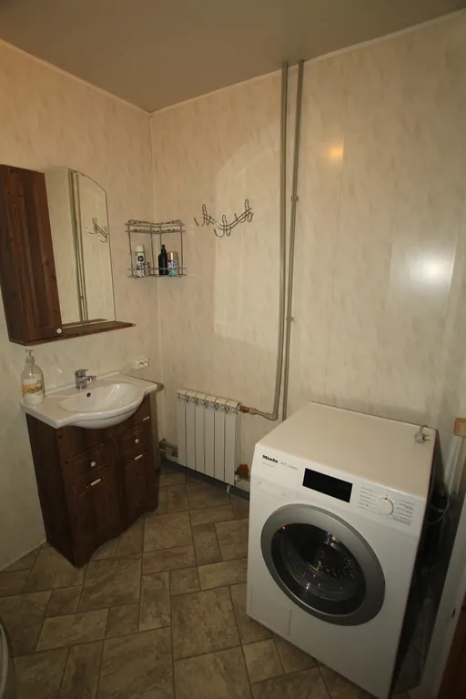 Шикарный дом находится на берегу озера, окруженный хвойным лесом