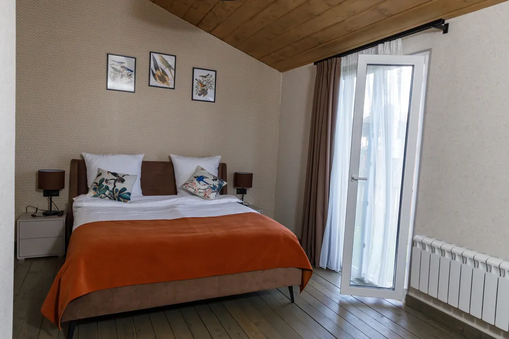 Просторный двухкомнатный коттедж 75 метров в лесу у пруда