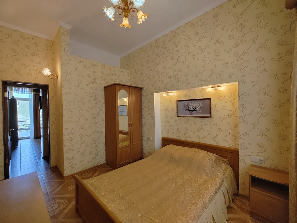 Эллинг на берегу моря