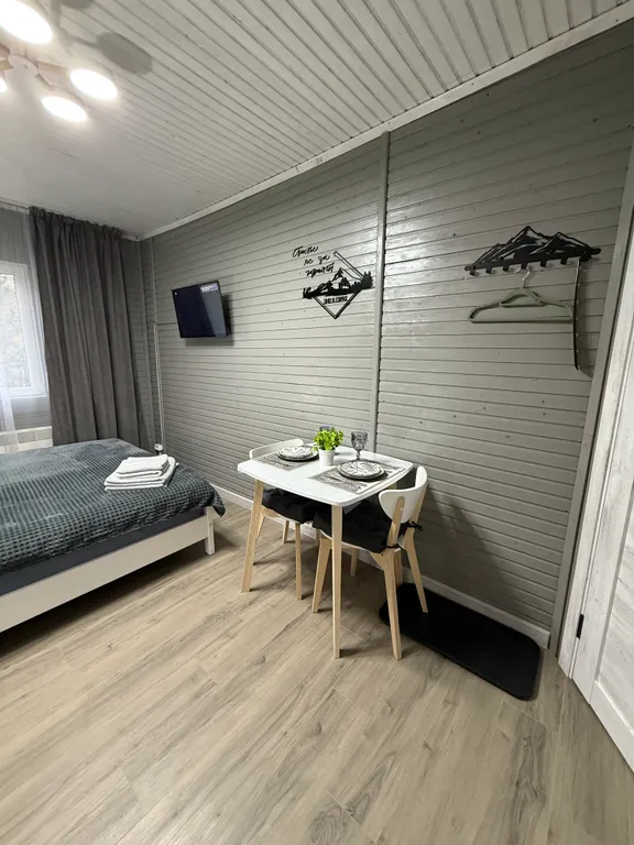 Уютная жилая комната на двоих в деревянном таунхаусе