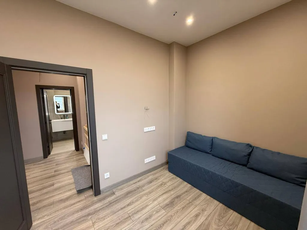 Просторный дом с собственной территорией и настоящим камином