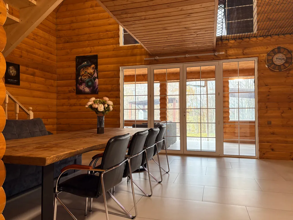 Дом с сауной и тёплым бассейном у пруда