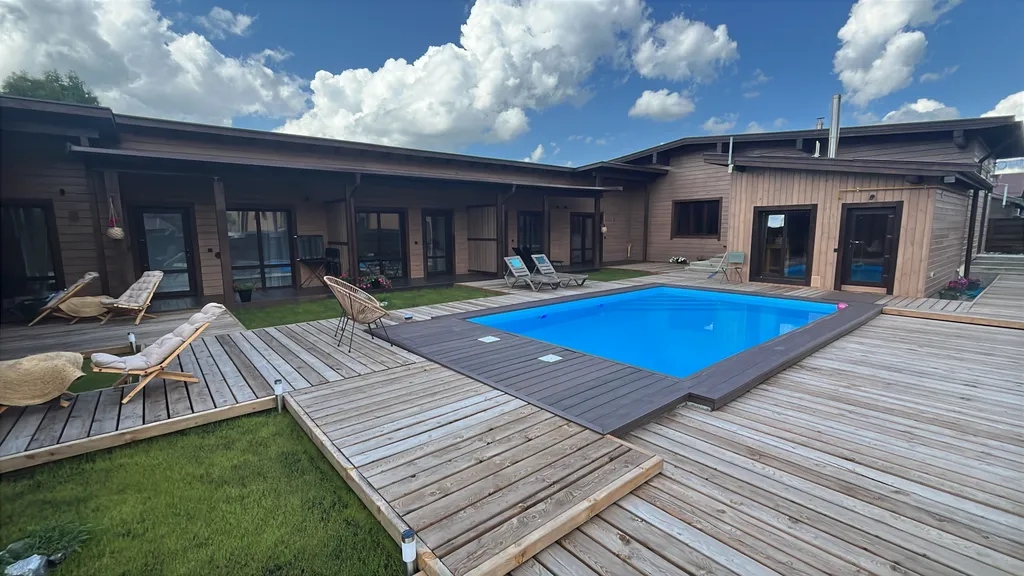 Уютная комната с видом на горы