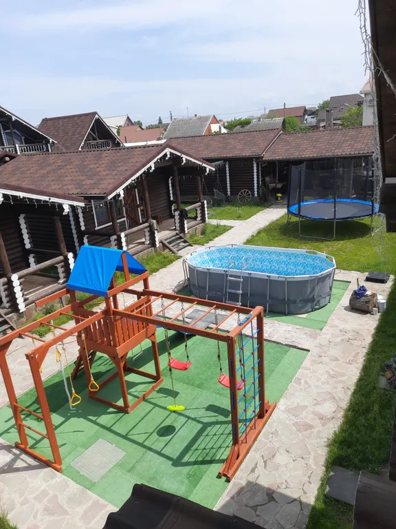 Сруб большой возле большого бассейна