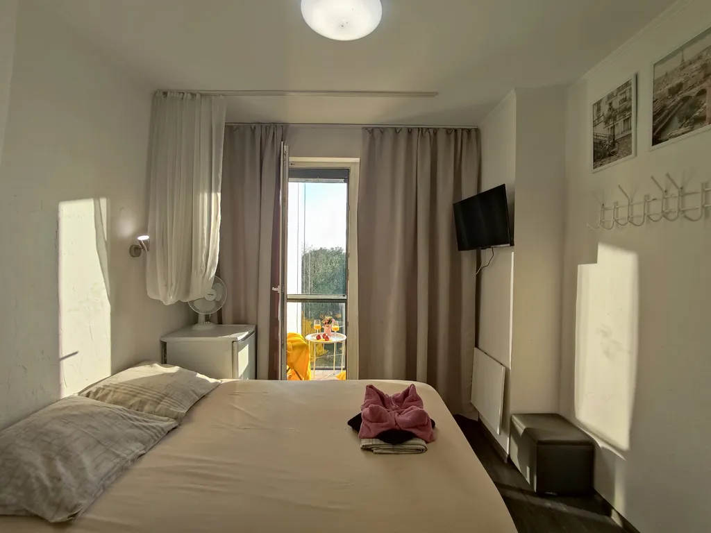 Квартира с балдахином, балконом с лаундж зоной для чая и кофе