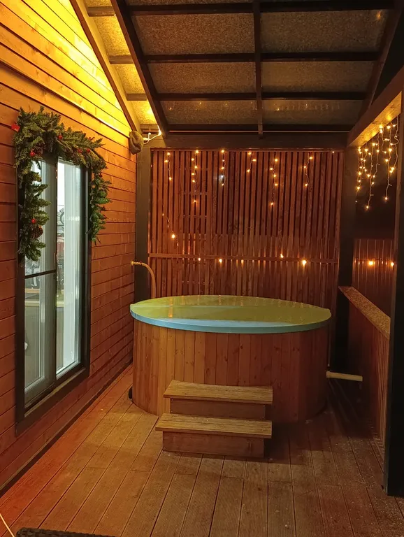 Дом с сауной, включена в стоимость, и горячей купелью на террасе
