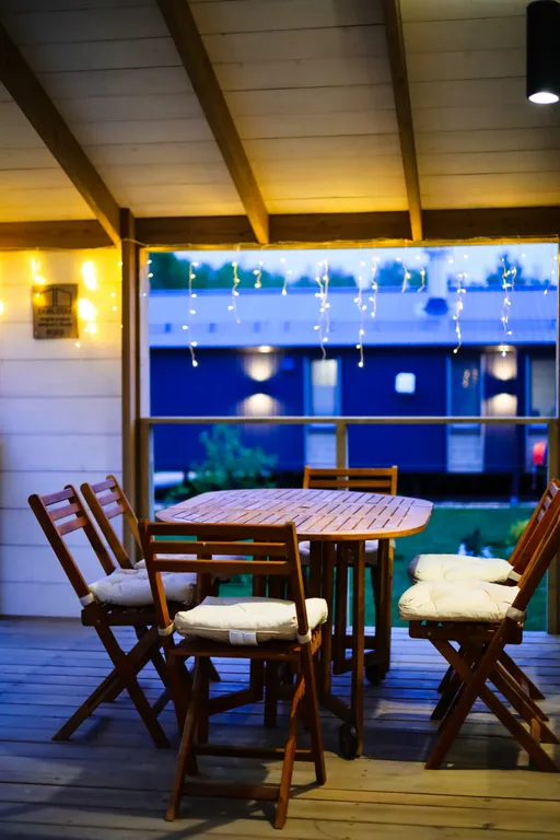 Белый дом на берегу водохранилища