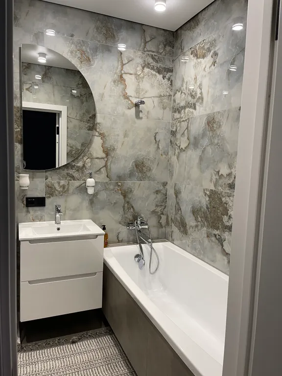 Дизайнерская современная студия в новом доме рядом с центром города