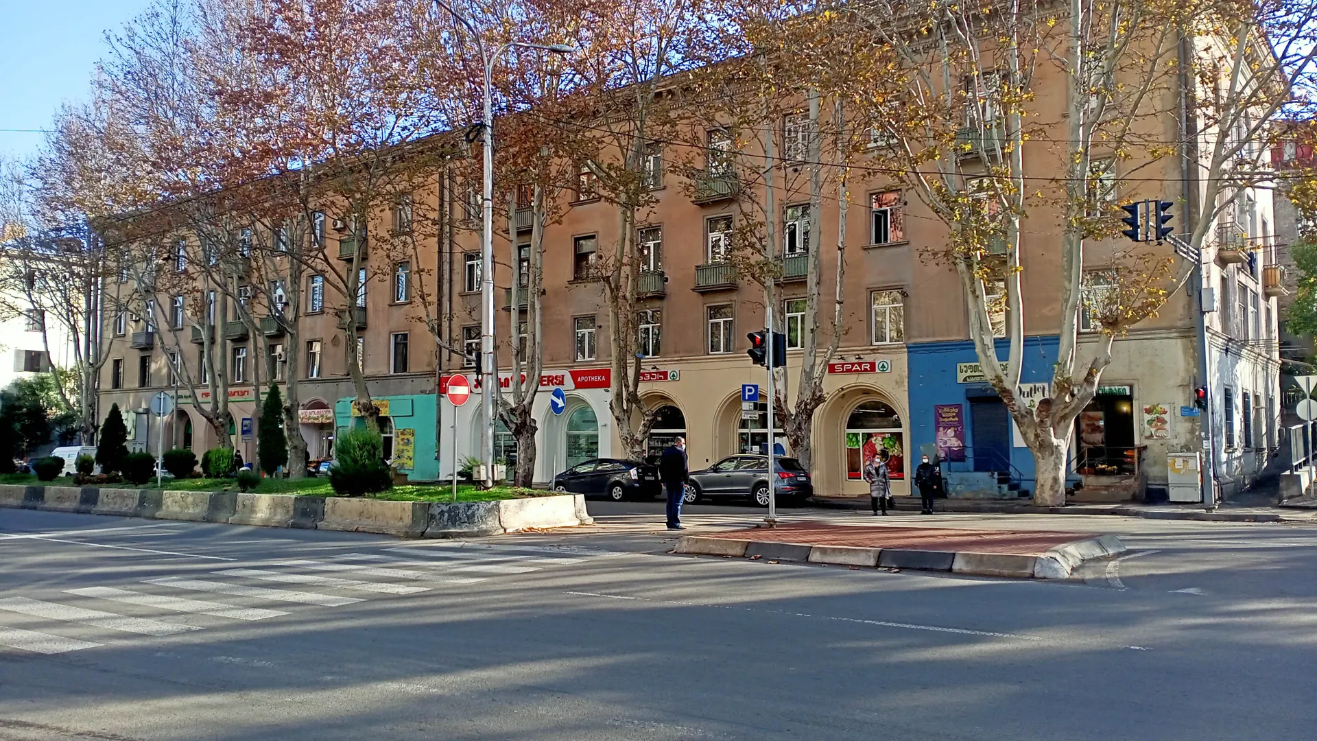 Прилегающая к дому территория с сетевыми магазинами