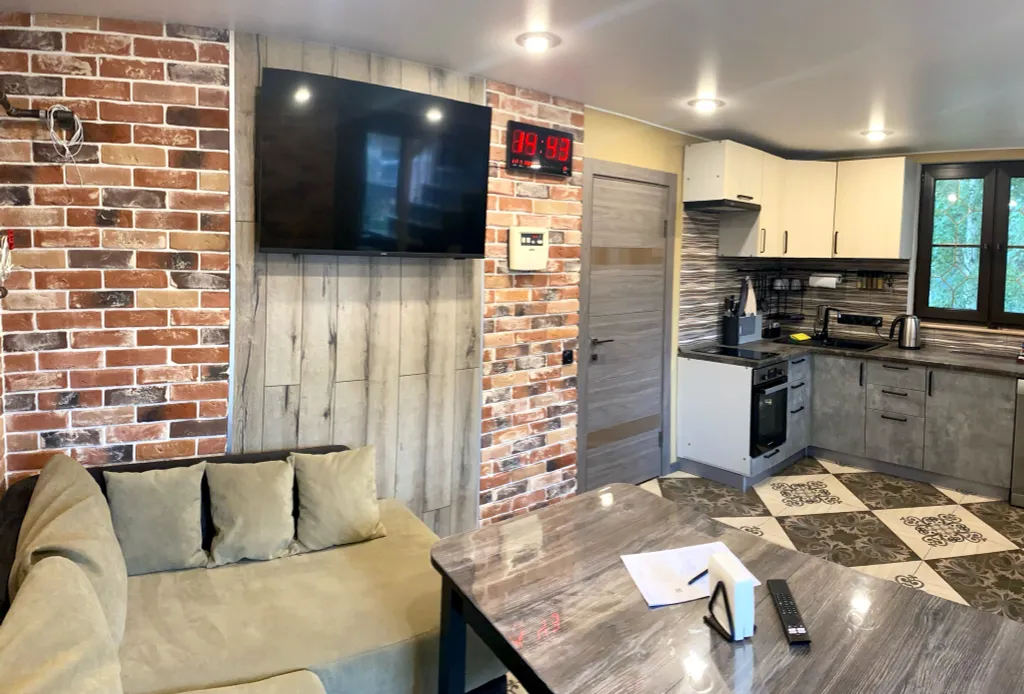 Современный новый дом с баней и банным чаном и бассейном