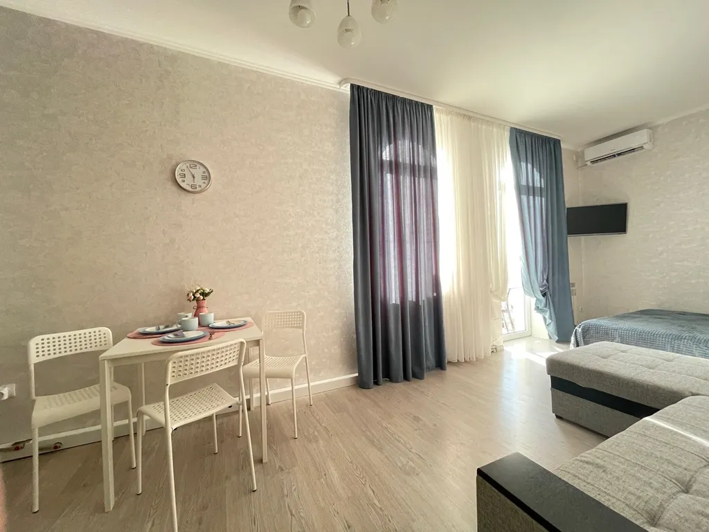 Рядом с пляжем Омега и парком Победы