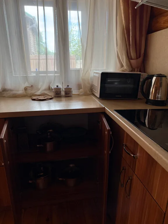 Деревянный домик возле моря