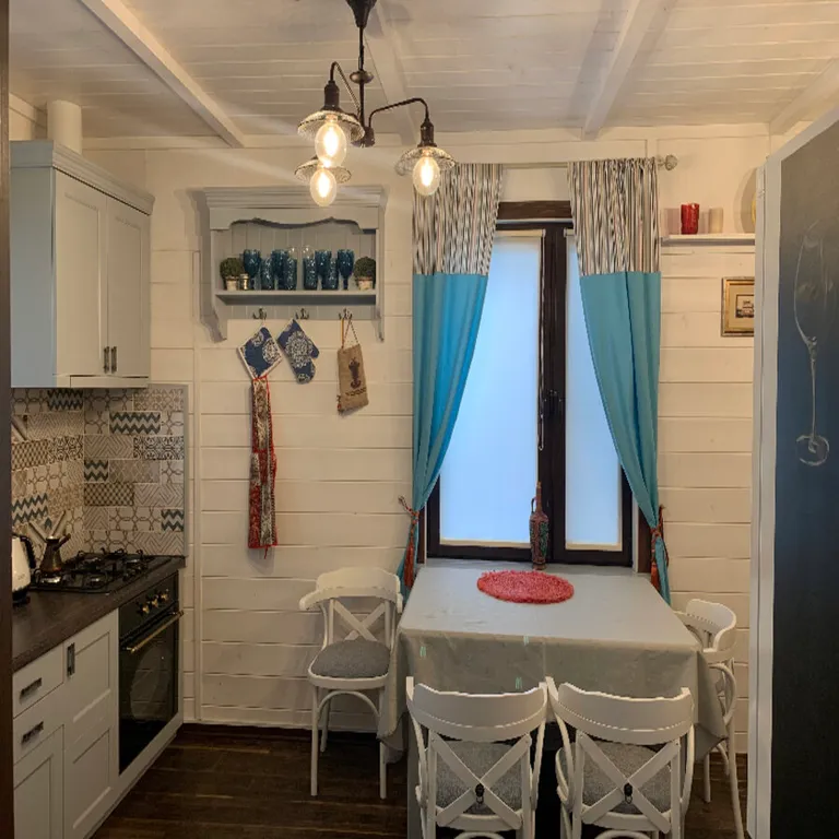 Красивый домик в лесу у реки