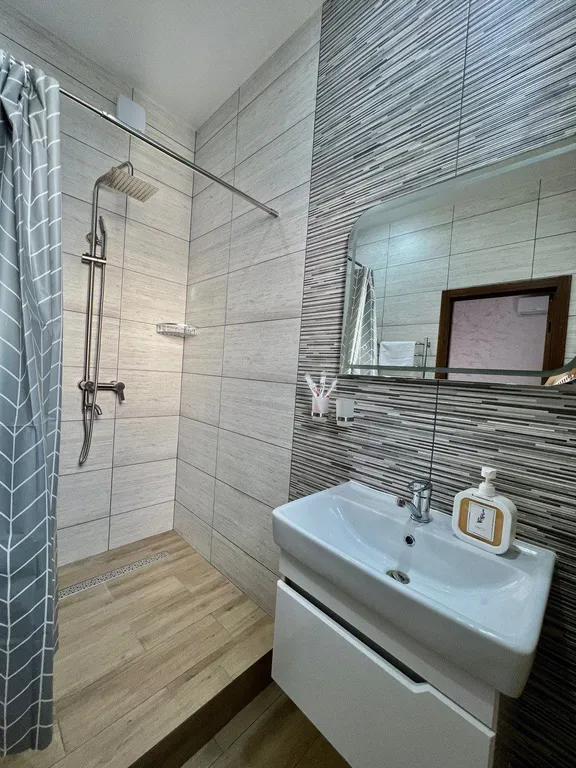 Номер люкс с видом на горы и всегда теплым бассейном