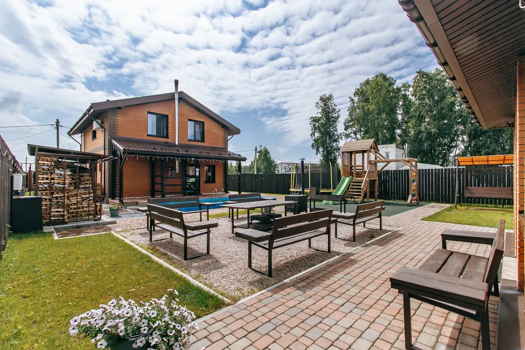Коттедж двухэтажный с сауной, бассейном, детской площадкой