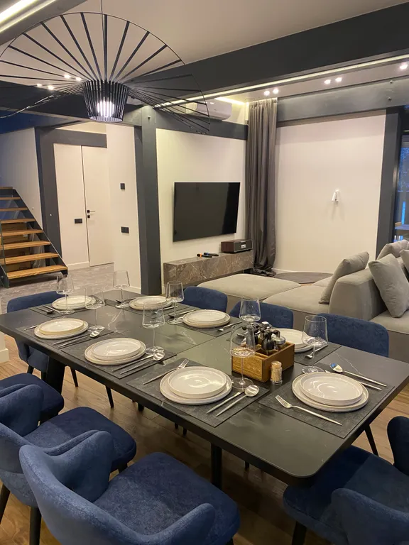 Премиальный загородный дом с теплым бассейном, на берегу