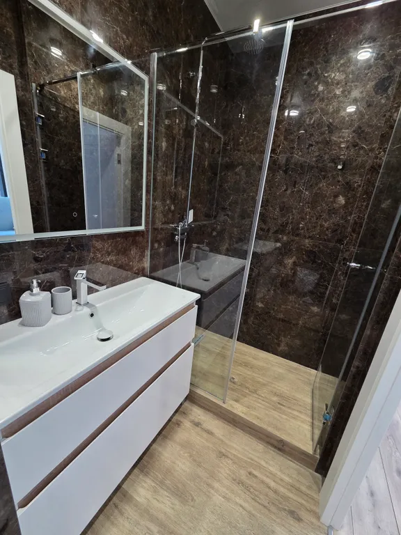 Новый дом с панорамными окнами у леса, в 5 минутах до канатных дорог