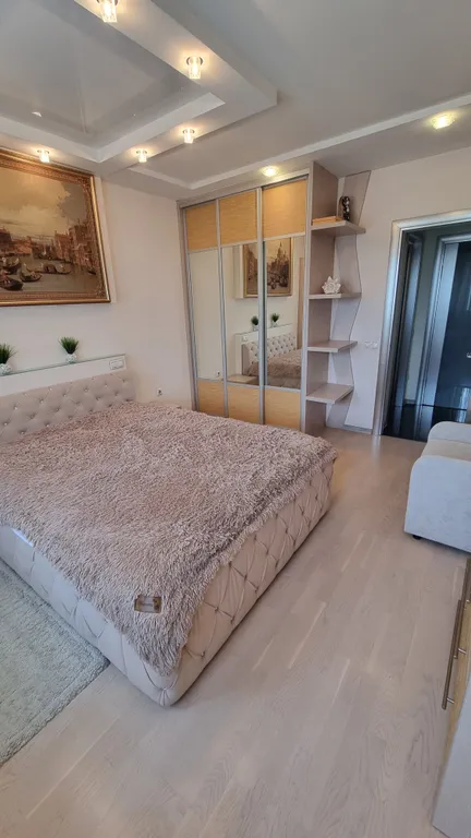 Просторная 2-х комнатная квартира недалеко от площади Победы в тихом центре