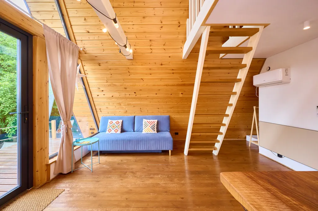 Уютный треугольный домик у леса с видом на горы