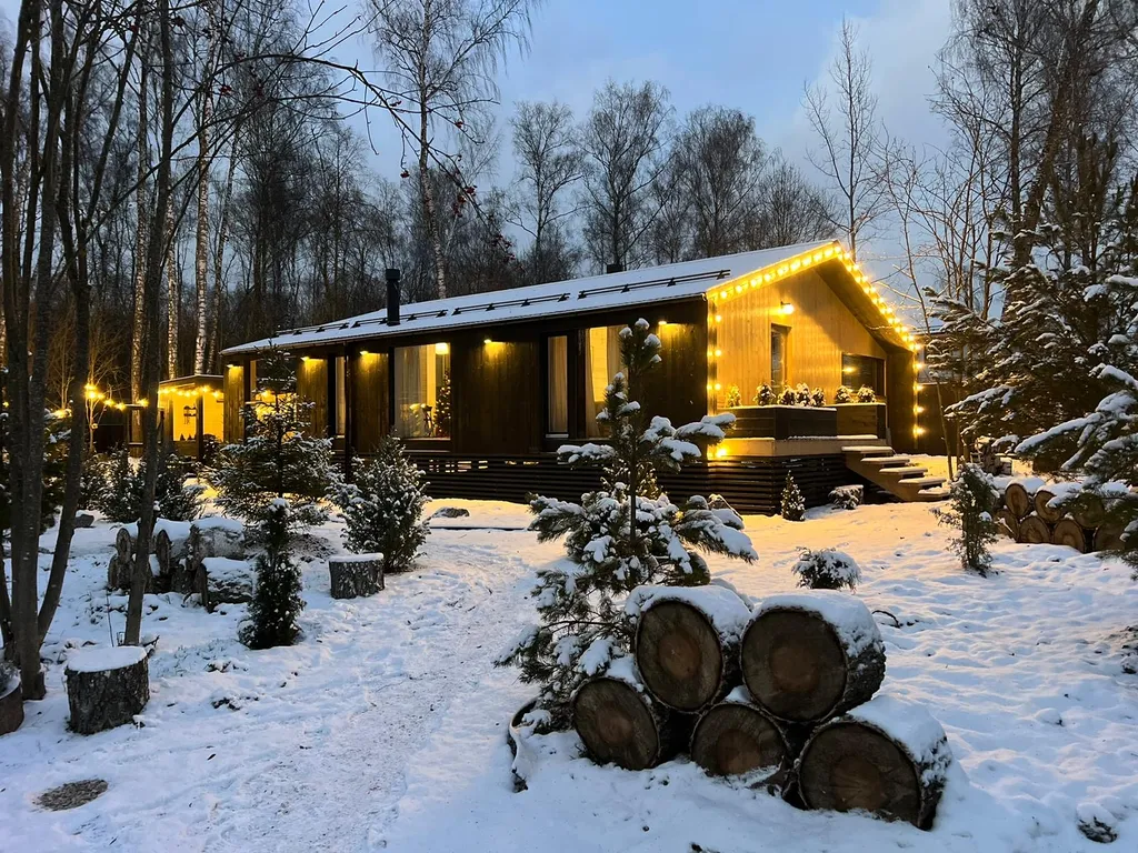 Коттедж Уютный панорамный дом с баней в лесу — аренда посуточно в Лобаново