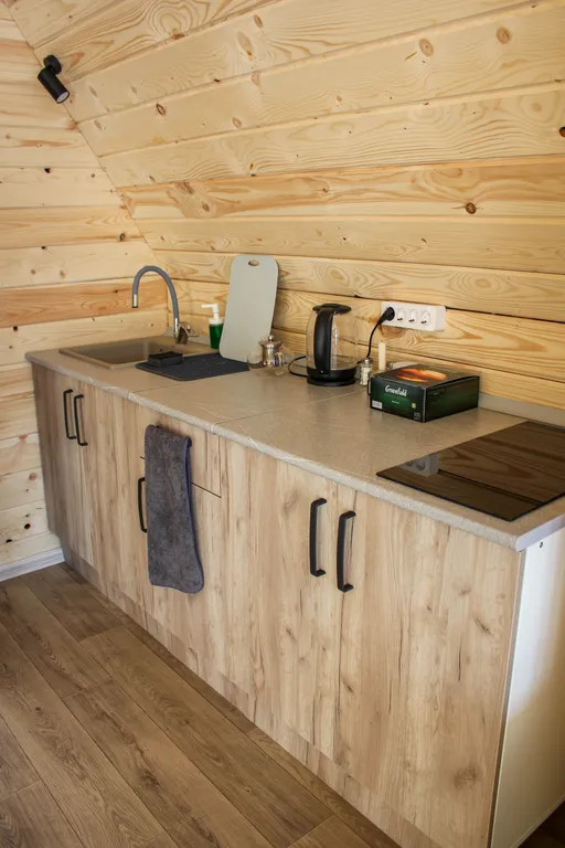 Уютный дом у ручья