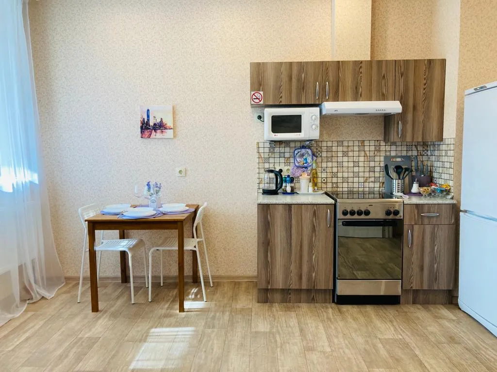 Просторная студия с огромной лоджией у озера